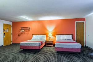 Deluxe Queen Room with Two Queen Beds - Non-Smoking room in Motel 6-Grand Rapids MI - Northeast