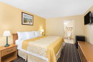 King Room - Disability Access/Non-Smoking room in Days Inn by Wyndham Mt Pleasant-Charleston-Patriots Point