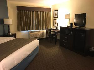 King Room - Non-Smoking room in AmericInn by Wyndham Hotel and Suites Long Lake