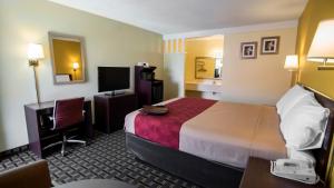 King Room - Accessible/Non-Smoking room in Econo Lodge Downtown Albuquerque