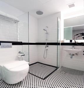 Bathroom, Hotel NuVe Urbane in Singapore