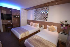 Quadruple Room room in Abbey Court Hotel - Hyde Park