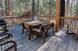 (12) Cabin Twelve at The Redwoods In Yosemite