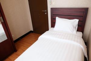 2BR Prestige Essence Dharmawangsa Apartment By Travelio