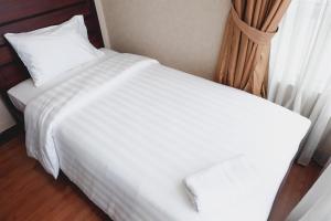 2BR Prestige Essence Dharmawangsa Apartment By Travelio