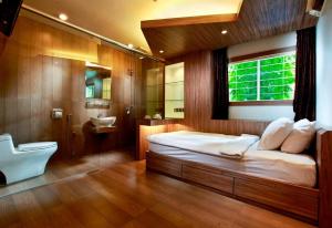 Dynasty Inn
