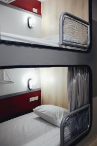 Giường Trong Phòng Nghỉ Tập Thể 8 Giường Cho Cả Nam Và Nữ (Bed in 8-Bed Mixed Dormitory Room)