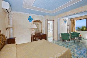 Suite with Sea View room in Hotel Il Girasole