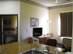 King Suite - Non-Smoking room in Americas Best Value Inn Three Rivers