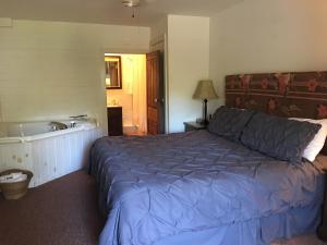 Deluxe King Room room in River House Inn