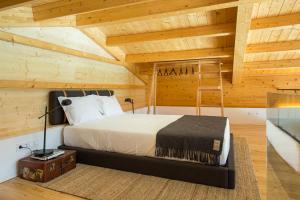 Penthouse Apartment room in Quintãs Farm Houses