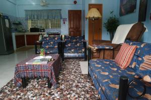 2-Bedroom & Studio Apartment Dumaguete wifi netflix kitchen