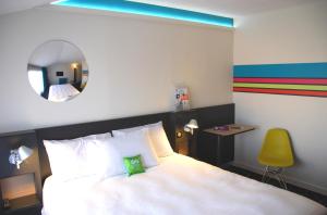 Hotels ibis Styles Roanne Centre Gare : Chambre Standard avec 1 Lit Double et 1 Canapé-Lit 1 Place
