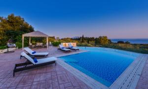 Frido Luxury Villa with Jacuzzi