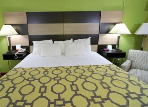 King Room - Non-Smoking room in Baymont by Wyndham Sevierville Pigeon Forge