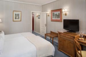 Family Communicated Rooms (2 Adults + 2 Children) room in Melia Castilla