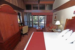 King Room - Disability Access room in Lake Barkley State Resort Park