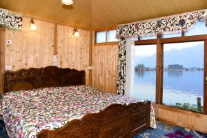 White House Group Of Houseboats