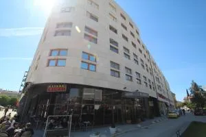 Happy Brothers - Center of Split - Split