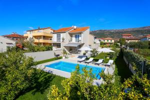 Villa Elysium - Family House with Heated Pool