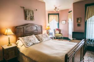 Deluxe Queen Room room in Hummingbird Inn