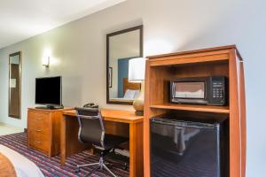 King Room - Non-Smoking room in Comfort Inn Alton