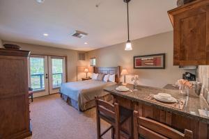 Deluxe King Studio room in Silver Mountain Lodging
