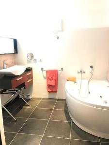Hotels La Gourmandine : photos des chambres