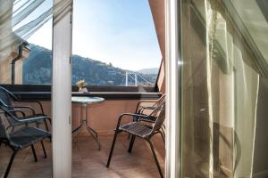 Riverside flat with King Castle view