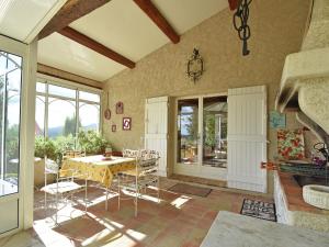 Villas Quaint Villa in Fayence with Private Swimming Pool : photos des chambres