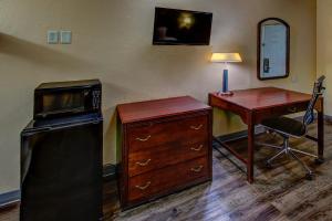 Double Room with Two Double Beds - Non-Smoking room in Kingsway Inn Corsicana