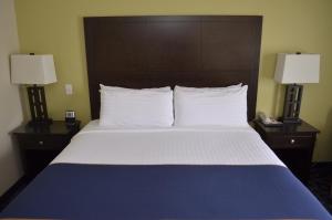 King Room - Non-Smoking room in Super 8 by Wyndham Irving/DFW Apt/North