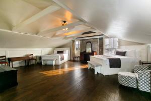 Deluxe Queen Room room in Lafitte Hotel & Bar