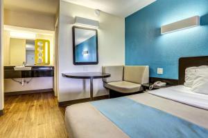 King Room - Non-Smoking room in Motel 6-Dickson TN