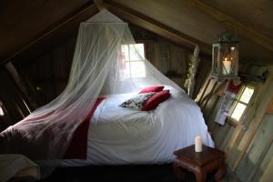 B&B / Chambres d'hotes Insolite dans les arbres Les Ormes, Epiniac : photos des chambres