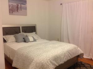 Queen Room with Shared Bathroom room in Mojoy Homesuites At Runyon