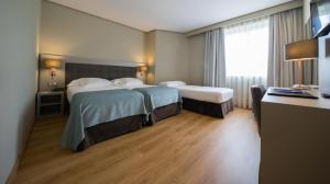 Standard Triple Room room in Mercure Carlton Rioja