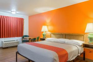 King Room - Non-Smoking room in Motel 6-Madras OR