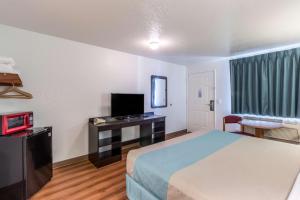 Deluxe Queen Room - Non-Smoking room in Motel 6-Astoria OR