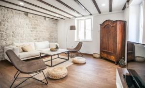 Tinel Longo, holiday home for up to 8, city center, BBQ, terrace