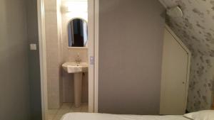 Hotels Le Grillon : Chambre Double avec Toilettes Communes