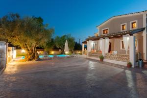 Evalexia Villa - Luxury Villa with Private Pool near Laganas Perfect for Groups by Villa mana gers