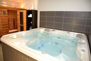 Hotels Le Bretagne - Hotel Spa & Sauna : photos des chambres