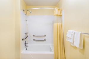 1 King Bed, Accessible Room, Non-Smoking room in Days Inn by Wyndham Statesville