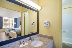 Queen Room - Non-Smoking room in Days Inn by Wyndham Statesville