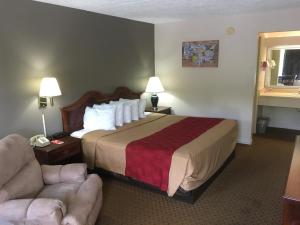 Double Room with Two Double Beds - Smoking room in Econo Lodge Eden