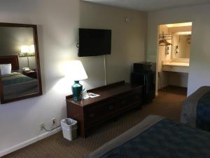 King Room - Smoking  room in Econo Lodge Eden