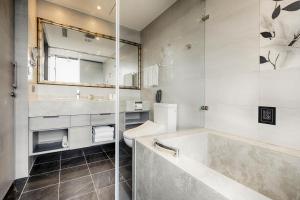 Deluxe 2 giường Hướng phố (Deluxe Twin Bed With City View)