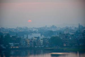 Grey Stone - Lakefront PentHouse Family Rooms