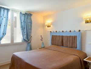 Hotels Logis Auberge Du Centre : Chambre Double